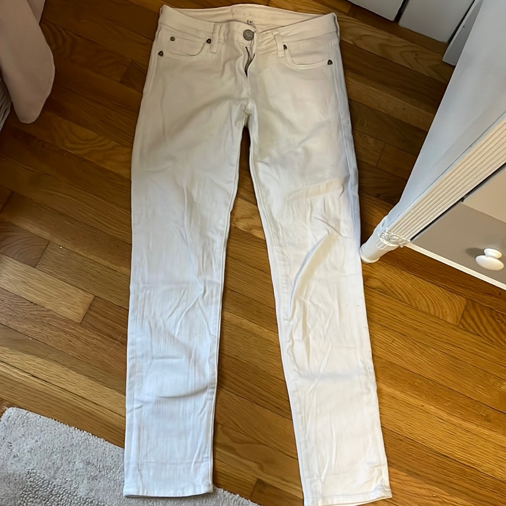 Straight leg white jeans. Kut from the Kloth size 2. A little stretch.